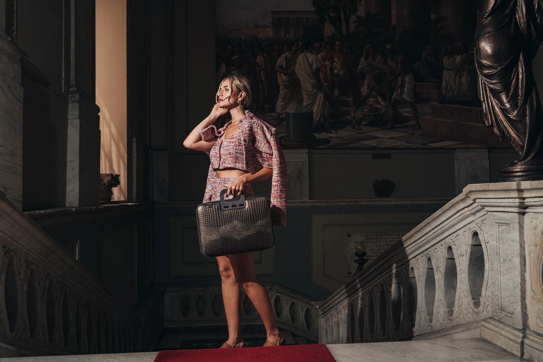 Eleganza Bombata: borsa porta laptop in ambiente classico - Bombata Elegance: Laptop Bag in a Classic Setting