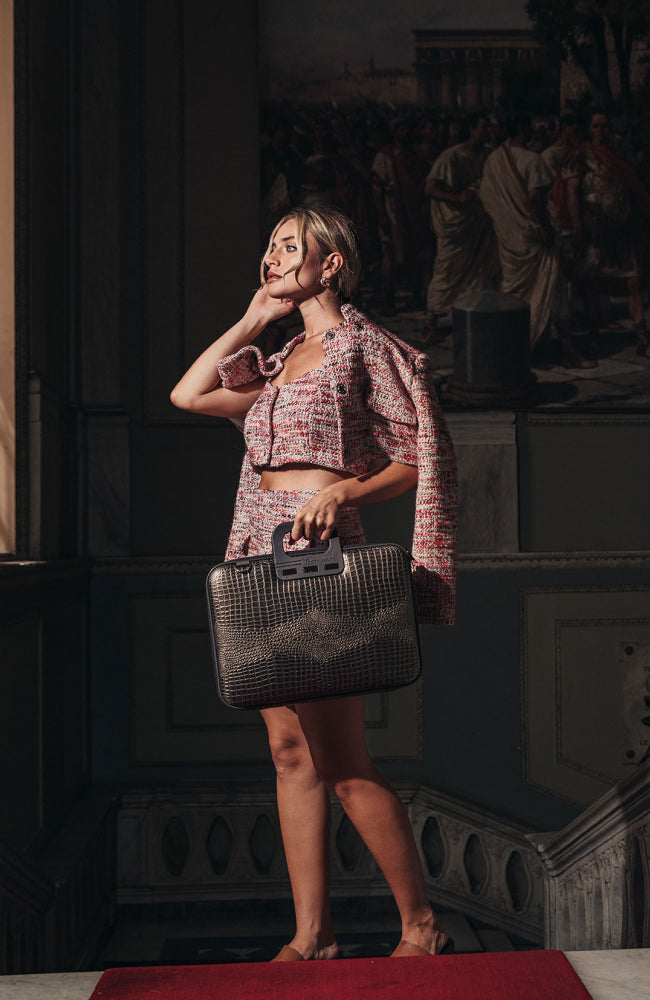 Eleganza Bombata: borsa porta laptop in ambiente classico - Bombata Elegance: Laptop Bag in a Classic Setting